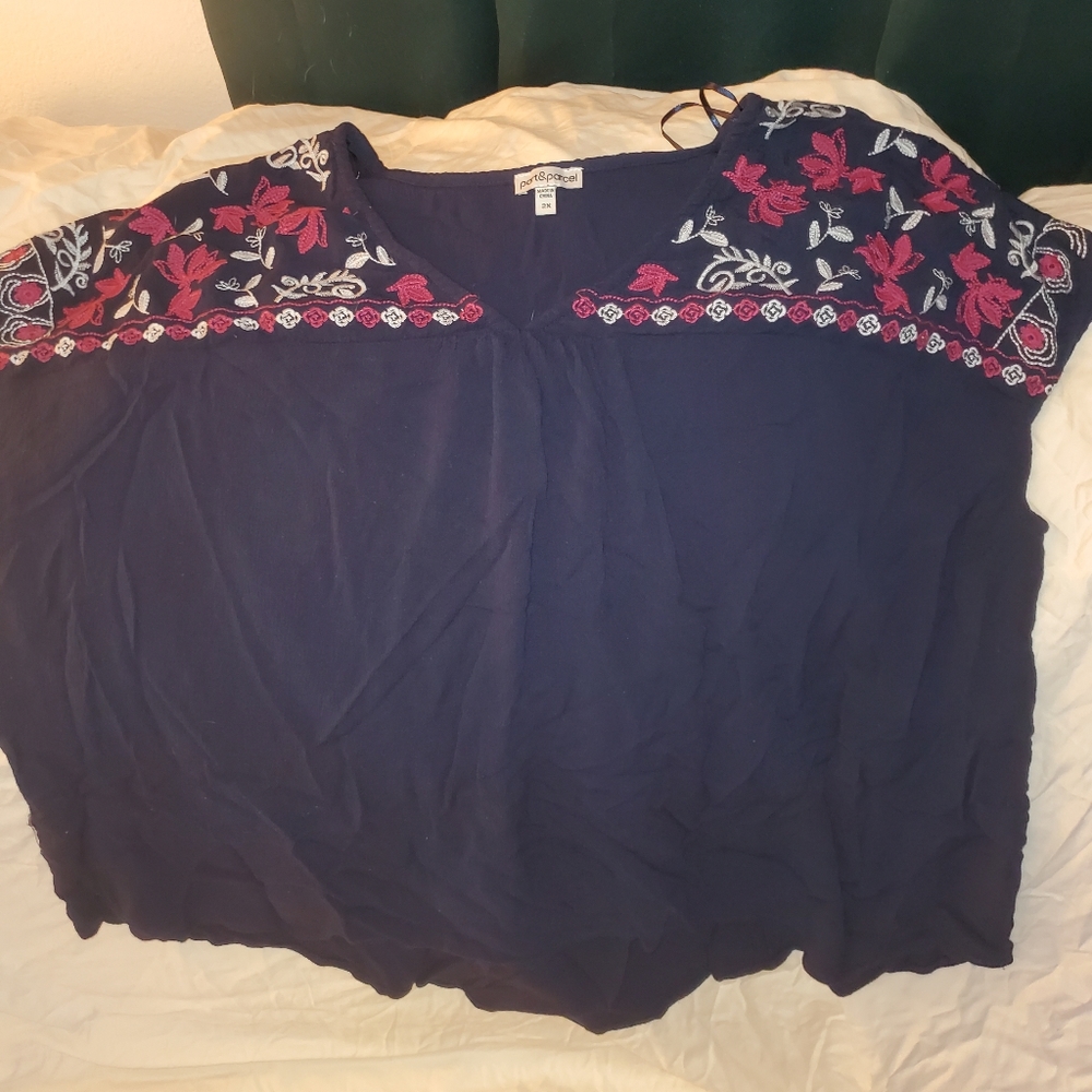 Part & Parcel 2x short sleeve navy blouse with red and white floral stitching